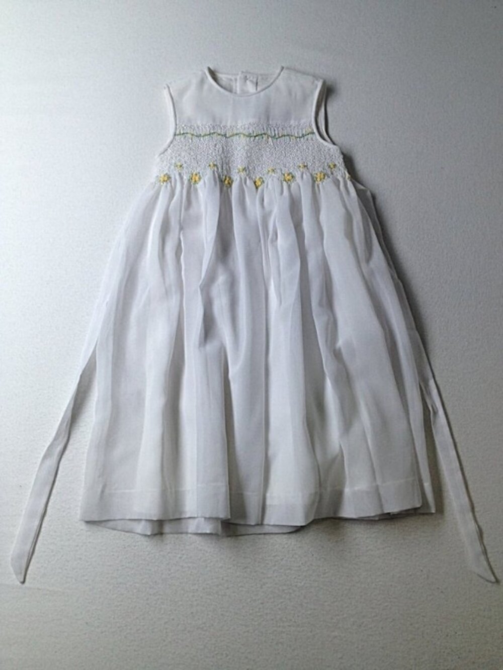 Girl Fantaisie Kids White Smocked Flowers Holiday Party Easter Dress Size 4